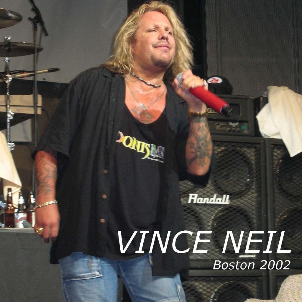 photo Vince Neil-Boston 2002 front_zpsz9oiqh0s.jpg